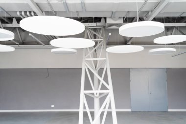Modern deponun ya da alışveriş merkezinin tavanının altındaki havalandırma sistemi. Klima için metal borular