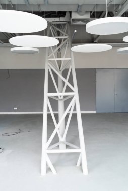 Modern deponun ya da alışveriş merkezinin tavanının altındaki havalandırma sistemi. Klima için metal borular