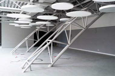 Modern deponun ya da alışveriş merkezinin tavanının altındaki havalandırma sistemi. Klima için metal borular