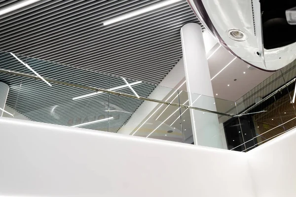 Barandillas Acero Inoxidable Pared Vidrio Interior Del Edificio Moderno —  Fotos de Stock