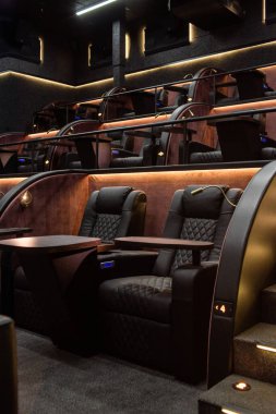 Lüks oditoryum, sinema, güzel rahat sandalyeler..