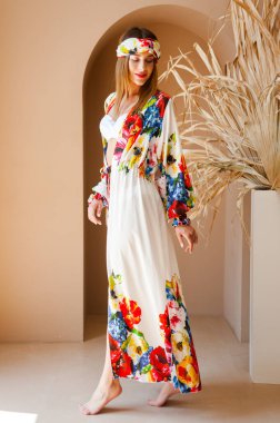 Moda elbisesi içinde çantalı güzel bir kadın.
