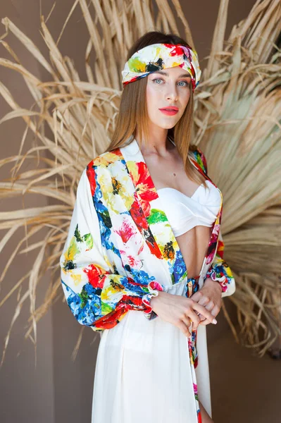 Hermosa Joven Con Vestido Blanco Una Corona Flores — Foto de Stock
