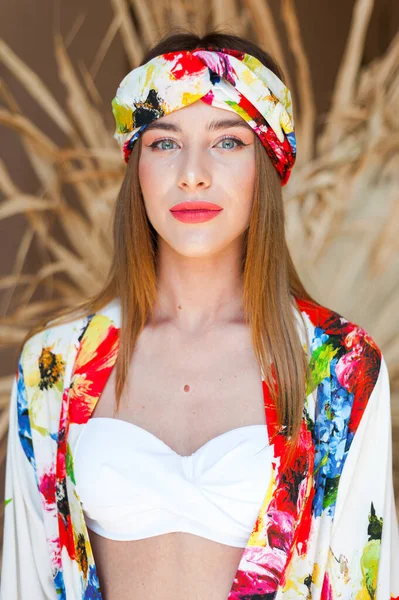 Όμορφη Νεαρή Γυναίκα Μια Παραδοσιακή Ουκρανική Εθνική Φορεσιά — Φωτογραφία Αρχείου
