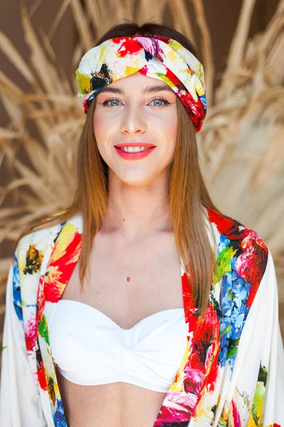 Geleneksel Ukrayna Ulusal Kostümlü Güzel Bir Kadın — Stok fotoğraf