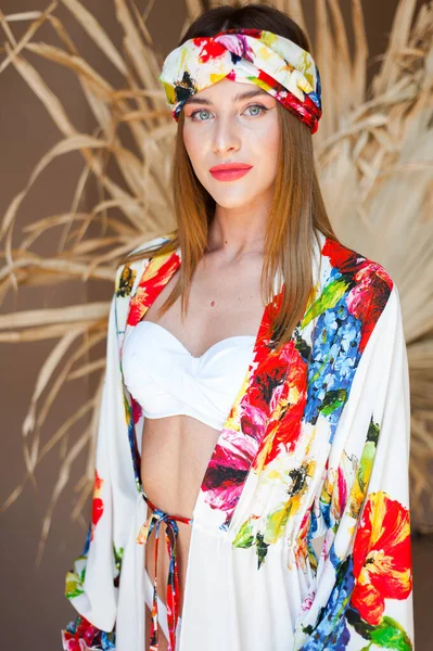 Όμορφη Νεαρή Γυναίκα Παραδοσιακή Ουκρανική Εθνική Φορεσιά — Φωτογραφία Αρχείου
