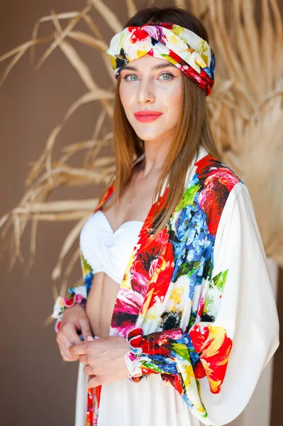 Geleneksel Ukrayna Ulusal Kostümlü Güzel Bir Kadın — Stok fotoğraf