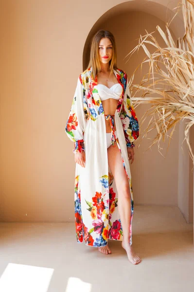 Красива Молода Жінка Літній Сукні Позує Білому Тлі — стокове фото