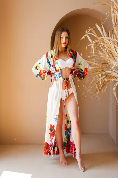 Schöne Junge Frau Einem Traditionellen Kleid Mit Einem Blumenkranz — Stockfoto