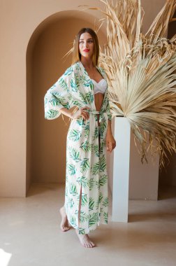 Çantalı güzel bir kadın.