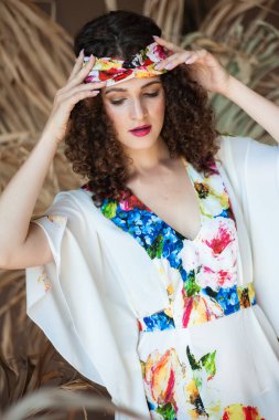 Uzun açık renkli yaz elbisesi içinde güzel bir kadın.