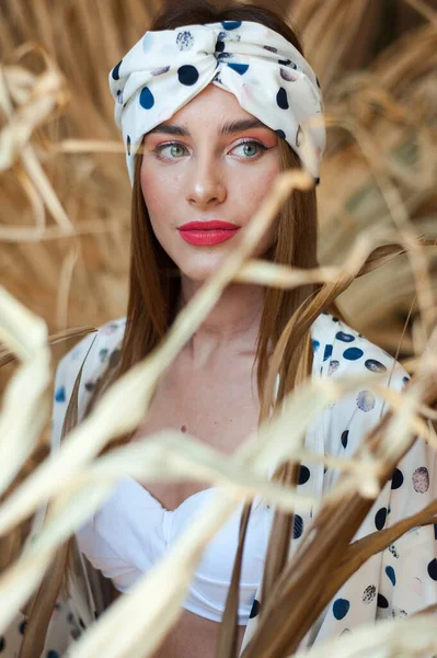 Hermosa Mujer Joven Sombrero Paja Una Corona Heno —  Fotos de Stock