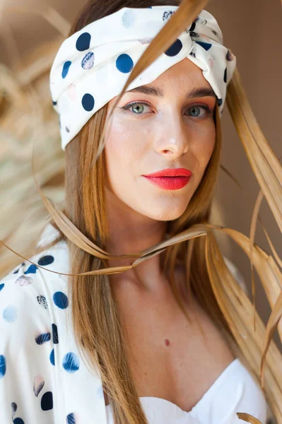 Красивая Молодая Женщина Шляпе Белой Рубашке — стоковое фото