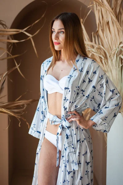 Usmívající Žena Módní Letní Oblečení Pro Pláž Resort — Stock fotografie