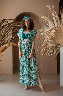 Uzun açık renkli yaz elbisesi içinde güzel bir kadın.