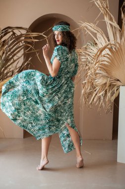 Uzun açık renkli yaz elbisesi içinde güzel bir kadın.