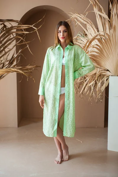 Schöne Blonde Frau Ruht Tropischem Resort Leichtem Sommerkleid — Stockfoto
