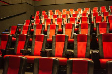 Konferans salonunda boş sinema koltukları