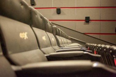 Modern bir arabanın içi.