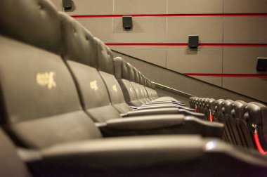 Modern bir arabanın içi.