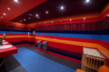 Modern bir otelin içinde.