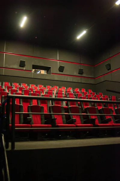 Innenraum Eines Theatersaals Mit Roten Stühlen Und Stühlen — Stockfoto