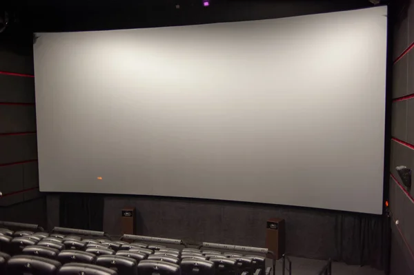 空の映画館に空のスクリーンとスポットライト — ストック写真