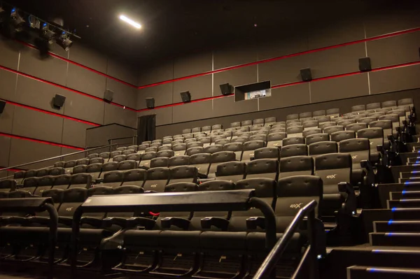 Leerer Kinosaal Mit Roten Sitzen Und Stühlen — Stockfoto