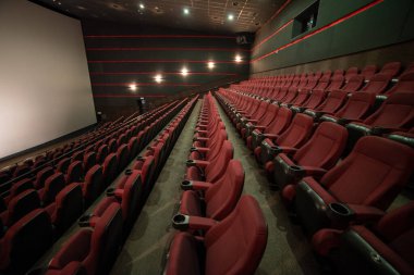 Konferans salonunda boş sinema koltukları