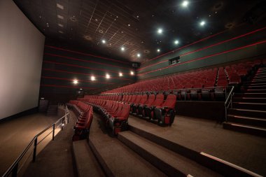 Modern bir salonun içinde.