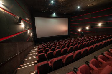 Kırmızı koltukları ve sandalyeleri olan boş sinema salonu.