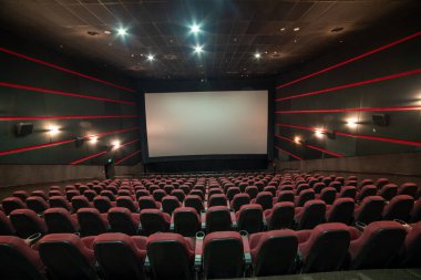 Açık alanlı boş sinema.