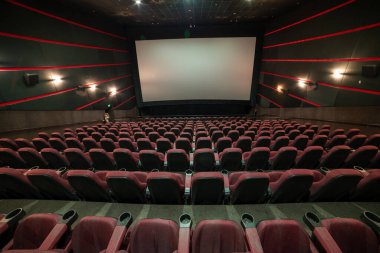 Kırmızı koltukları ve sandalyeleri olan boş sinema.