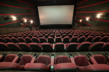 Kırmızı koltuklu ve mavi sandalyeli boş sinema.