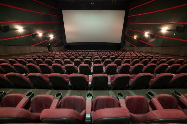 Kırmızı koltukları ve tiyatrosu olan boş sinema.