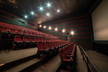 Modern bir salonun içinde.