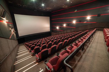 Konferans salonunda boş sinema koltukları
