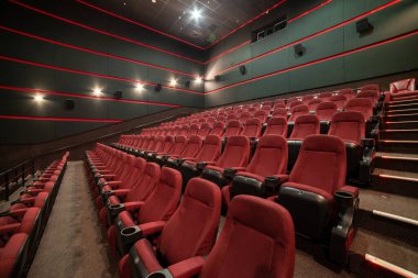 Tiyatroda boş sinema koltukları