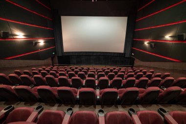 Salondaki boş sinema koltukları