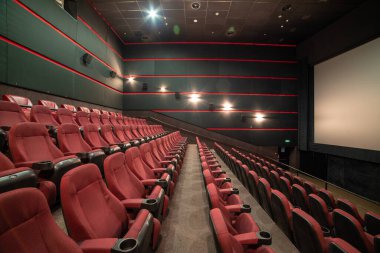 Tiyatroda boş sinema koltukları