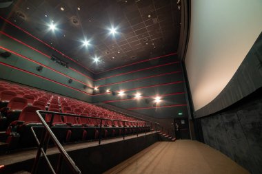 Modern bir binanın içinde.