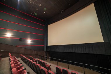 Modern bir salonun içinde.