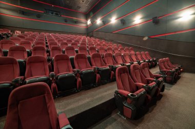 Sinema salonunda boş koltuklar.