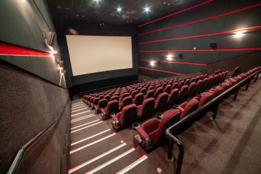 Kırmızı koltukları ve sandalyeleri olan boş oditoryum