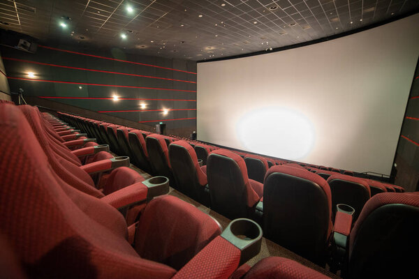 интерьер современной офисной комнаты с красными сиденьями и стульями