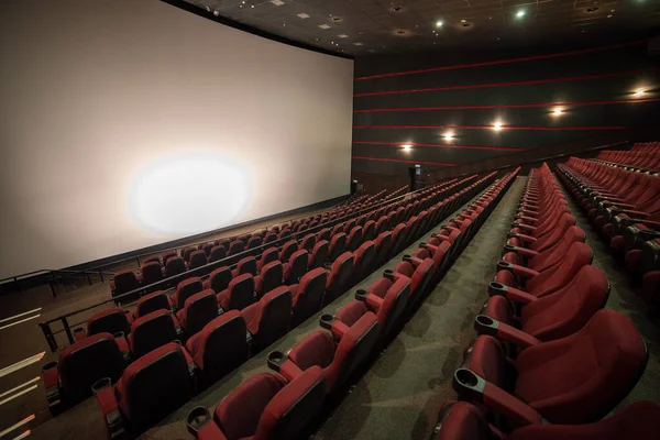 赤い席と大きな窓のある空の映画館 — ストック写真