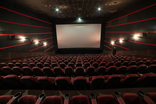Kırmızı Koltukları Sandalyeleri Olan Sinema Salonu — Stok fotoğraf