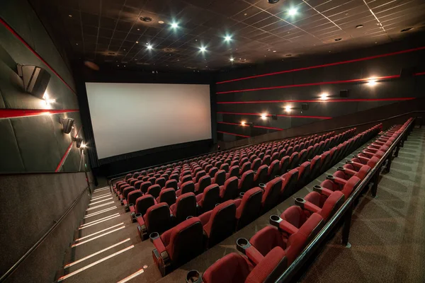 赤い座席と椅子のある空の劇場映画館 — ストック写真