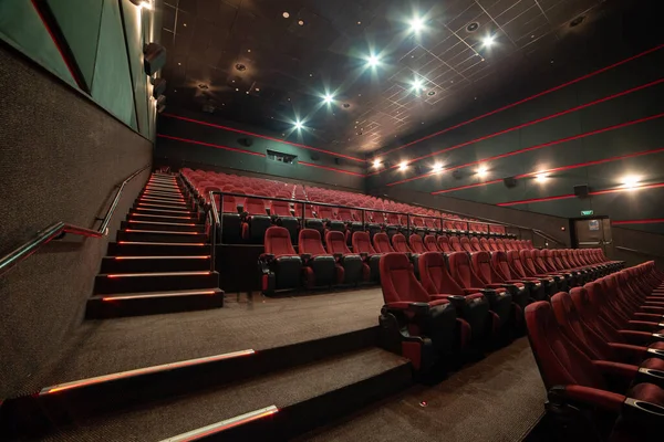 Modern bir salonun içinde.