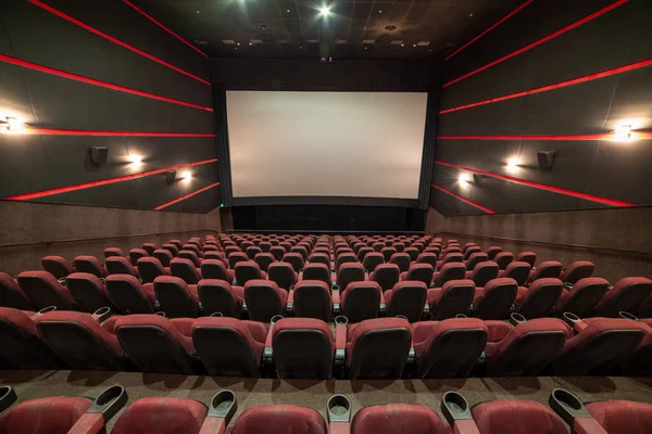 有红色座位和椅子的空荡荡的电影院 — 图库照片